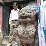 いたるところに神様、仏像があり所かまわず店舗、露店が並んでいる。