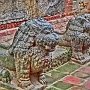 ヒンドゥー教寺院の前には狛犬のような像が置かれています。