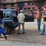 広場にロシャンと運転手のサード・ラムが迎えに来た。