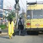Sanjuを待っているところへスクールバスが来た。