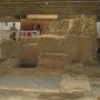 マーヤ聖堂のなかには発掘された住居跡が少し修復されて保存されていました。