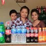３時間半のルンビニ園の観光を助けてくれたリキシャのお兄さんたち少食ご何も飲んでいない食べていないと分かりこの店で全員休憩と軽食をしました。