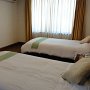 二部屋しかない６２平米のスイートルームを両親と私たちで二部屋予約しました。冷房、大きなバスタブ、化粧洗面室、ウォシュレットがついた広いトイレなど快適な部屋でした。三食付き一人一万円程度。
