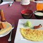 はい、一夜明けて早めの朝食。おかゆをつけてくれました。