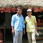 博物館前の茶店で休憩、ホテルの運転手と父。