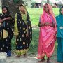 この地に住んでいるタライ平原の民族の奥様方に写真を撮らせて下さいと話をして撮影。共通語のネパール語で通じました。