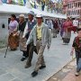 早朝からチベット系、モンゴロイド系の仏教徒が参拝にきます。