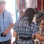 インドのカシミール地方の民芸品、カシミール刺繍の小物、服を売る店でポシェットなどを買いました。