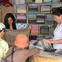 何度も買い物に来ているなじみのモクタン・タマンさんの店。高級で良質のパシュミナのスカーフ専門店。ツーリストへの言い値の半額で売ってくれます。この店は６回目かな。もう友達感覚で買い物に来るとモクタンも喜んでくれます。お土産にたくさん買いました。両親はニューモデルで良質のスカーフを約一万円でがいました。