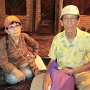 チベットのヤクと言う山岳牛の毛を特殊な天然染料で染めた糸で丹念に織られています。攻防はこの建物の奥にありました。