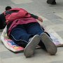 ストゥーパの周りを五体投地で回る人です。ストゥーパないで五体投地している人は多いのですが外回りをする人は久しぶりに見ました。