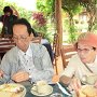 出発前の朝食です。フライエッグ二つ、玄米パン２枚、コーヒーorチャイがモーニングセットです。新鮮でおいしいバーターとジャムも付きます。私たち日本人以外は欧州人です。